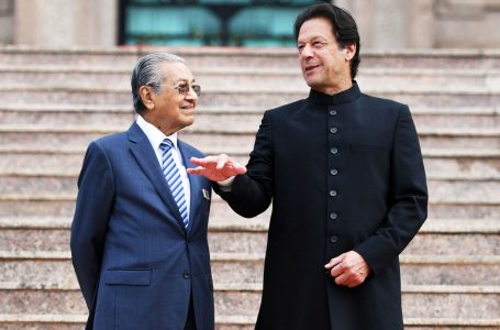 Malaysia's Prime Minister Mahathir Mohamad (L) listens to his Pakistani counterpart Imran Khan during a welcoming ceremony at the prime minister's office in Putrajaya on November 21, 2018. (Photo by Mohd RASFAN / AFP)
