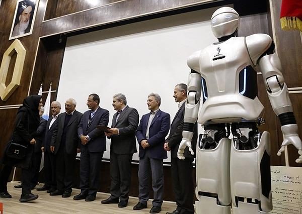 ایران نے 100 زبانیں بولنے والا روبوٹ بنالیا