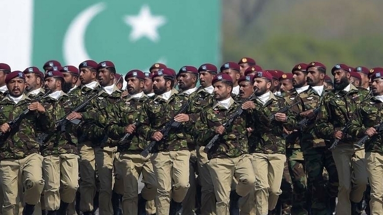 ہمیں پاکستان کو بچانے کے لئے پاک فوج کے ساتھ کھڑے ہونا چاہئیے