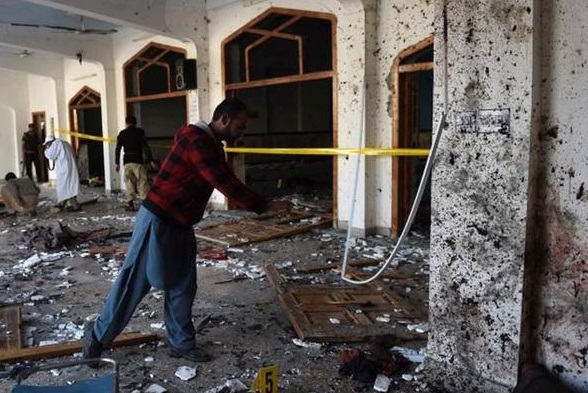 پاکستان کے شہر پشاور میں شیعہ مسجد میں دھماکے میں درجنوں افراد ہلاک ہو گئے۔